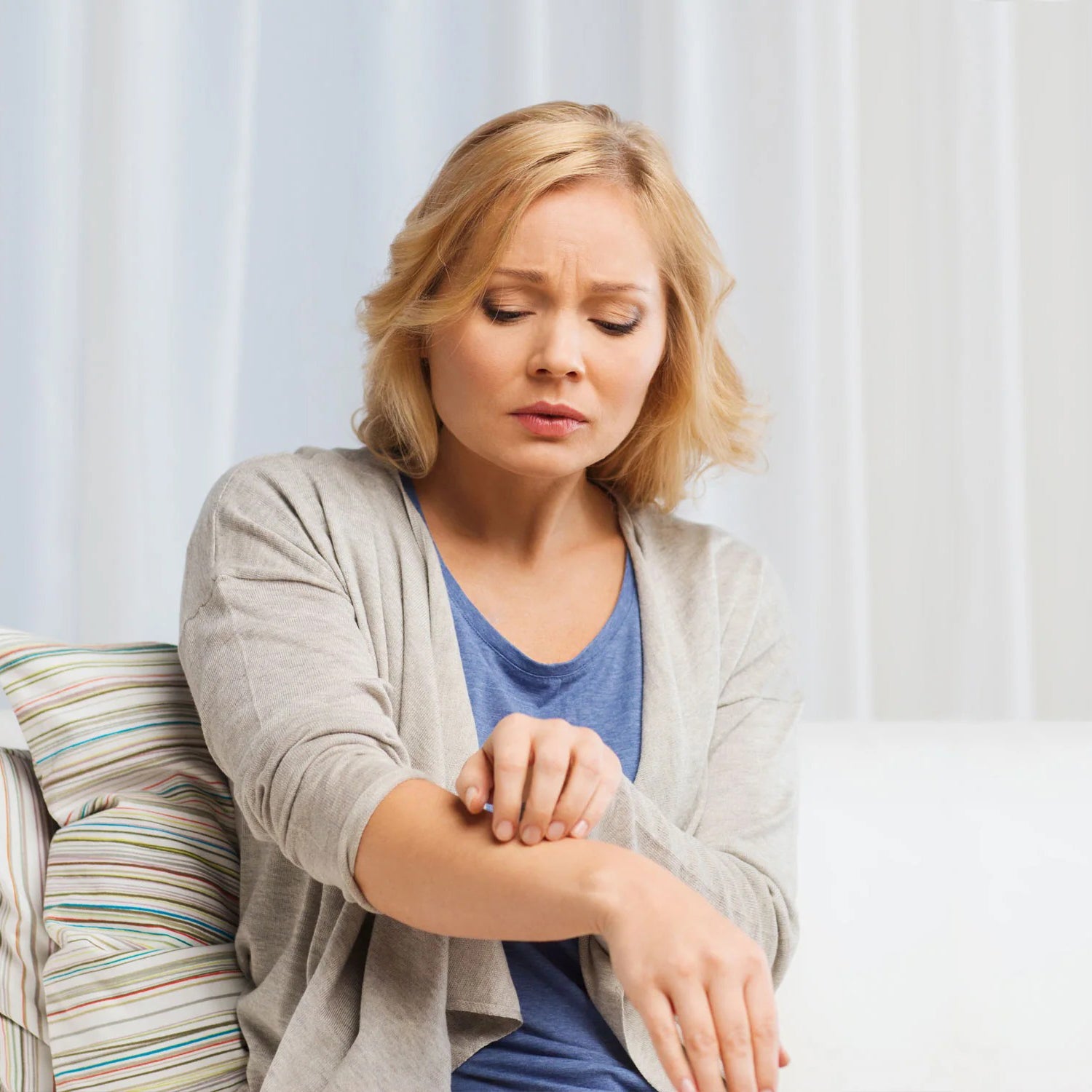 Illustration of discomfort from dry air and stress before using a humidifier.